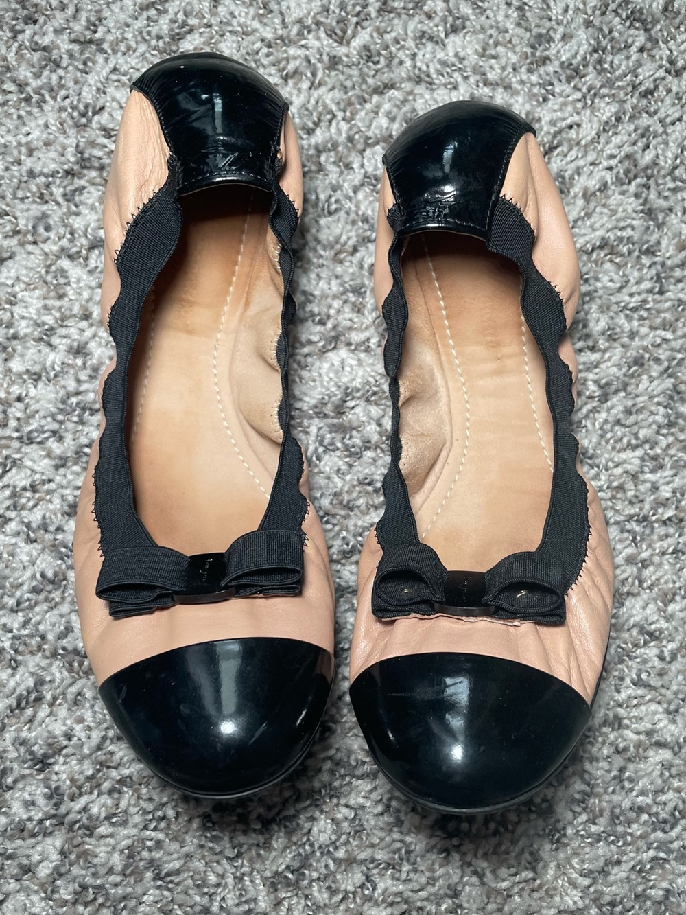 Salvatore Ferragamo Nude Leather/Black Patent Leather Bow Flats Size 9